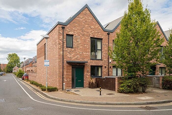 3 Bedroom Property For Sale In Reynard Way, Brentford, TW8