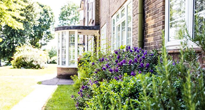 2 Bedroom Flat To Rent In Avenue Road, London, N14