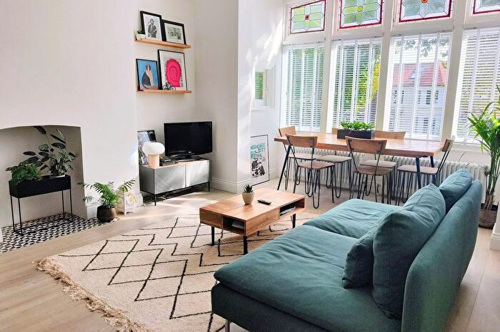 2 Bedroom Flat For Sale In The Avenue, London, W13