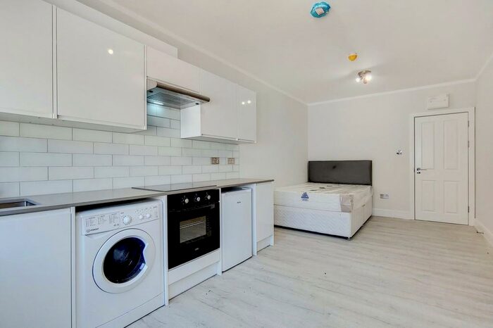 Apartment To Rent In Golders Green Road, London, NW11