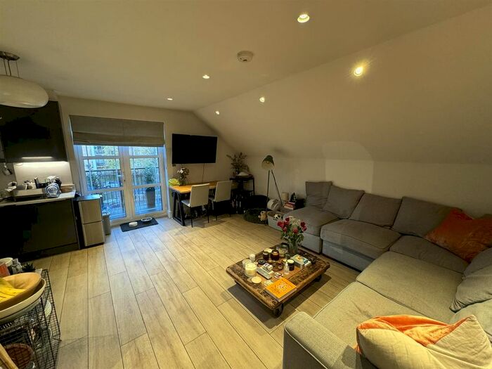 2 Bedroom Flat To Rent In Sanders Lane, London, NW7