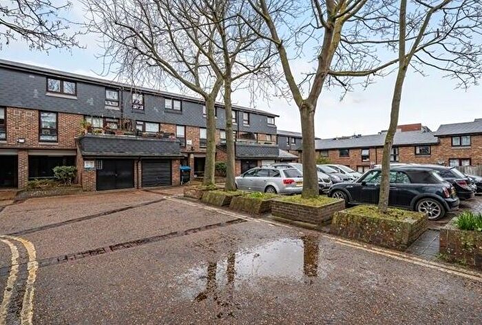 2 Bedroom Flat To Rent In Huegenot Square, Nunhead, SE15