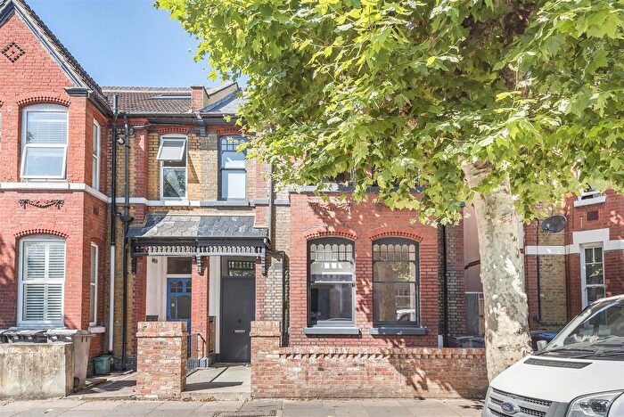 3 Bedroom Flat To Rent In Harlesden Gardens, London, NW10