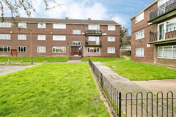 2 Bedroom Flat For Sale In Stirling Close, Rainham, Essex, RM13