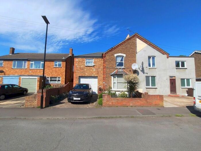 4 Bedroom Semidetached House For Sale In New Road, Bedfont, Feltham, TW14