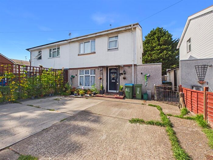 3 Bedroom Semi Detached House For Sale In Russell Avenue, Southcourt, Aylesbury, HP21