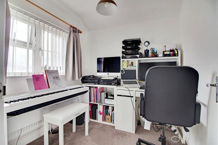 3 Bedroom End Of Terrace House For Sale In Howlands, Welwyn Garden City, AL7