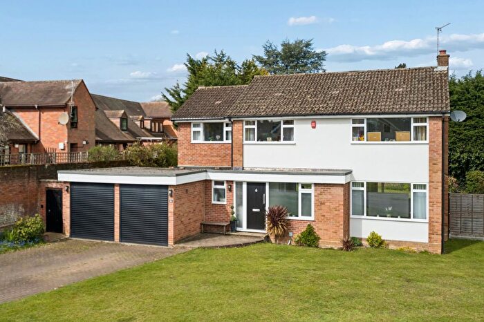 4 Bedroom Detached House For Sale In Meadowcroft, Chalfont St. Peter, Gerrards Cross, Buckinghamshire, SL9