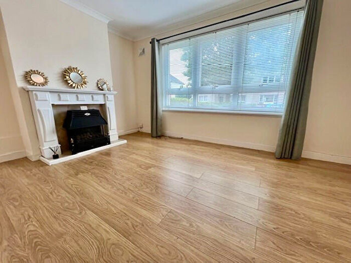 2 Bedroom Flat For Sale In Cedar Avenue, Clydebank, G81