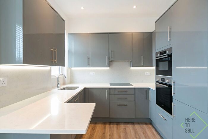 2 Bedroom Flat To Rent In Warwick Road, Bounds Green, N11