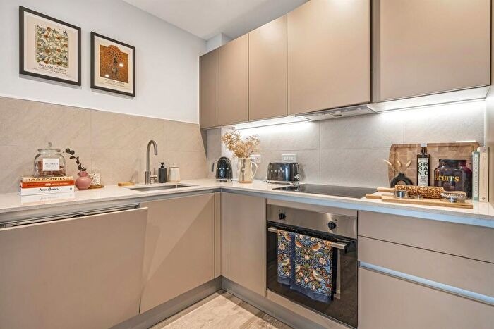 2 Bedroom Apartment To Rent In Kenavon Drive, Reading, RG1