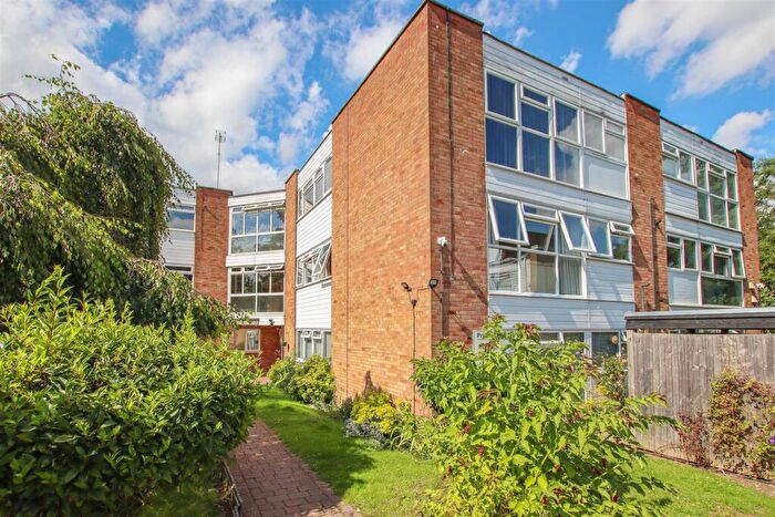2 Bedroom Apartment For Sale In Gwynns Walk, Hertford - Long Lease & Town Centre Location, SG13