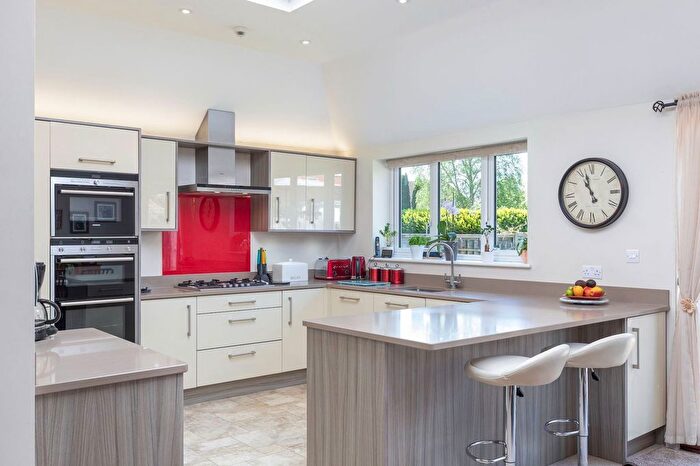 4 Bedroom Detached House For Sale In Lincolns Mead, Lingfield, RH7