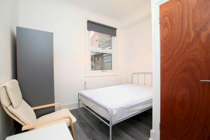 Studio To Rent In Forest Road, Walthamstow, London, E17