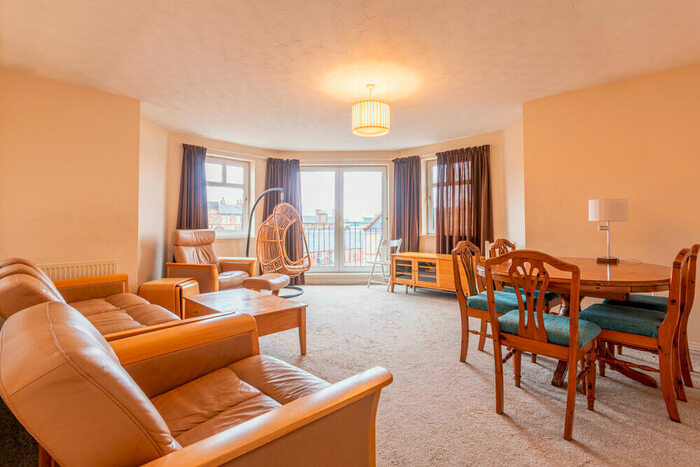 3 Bedroom Flat To Rent In L &#; Sinclair Gardens, Edinburgh, EH11