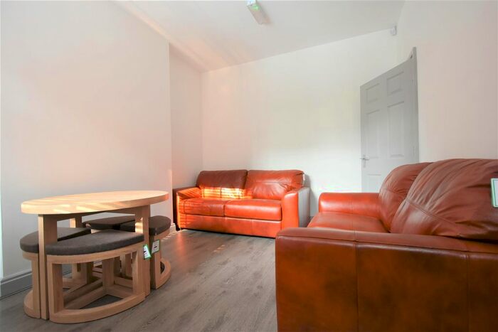 5 Bedroom Semi-Detached House To Rent In Umberslade Road, Selly Oak, Birmingham, B29