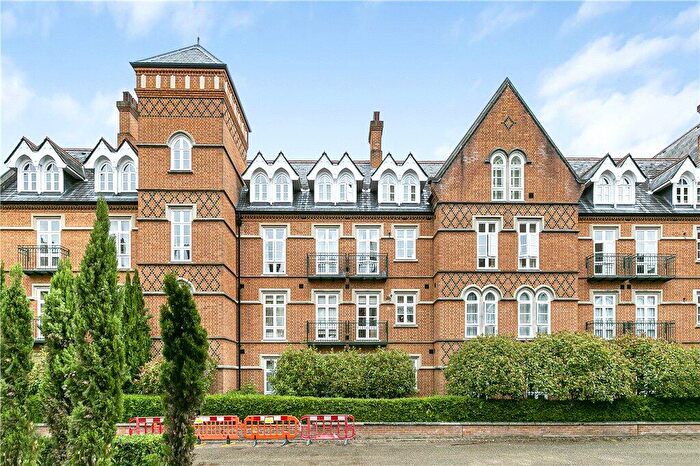2 Bedroom Apartment For Sale In Holloway Drive, Virginia Water, Surrey, GU25