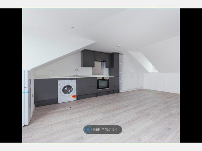 Studio To Rent In Station Road, London, N3