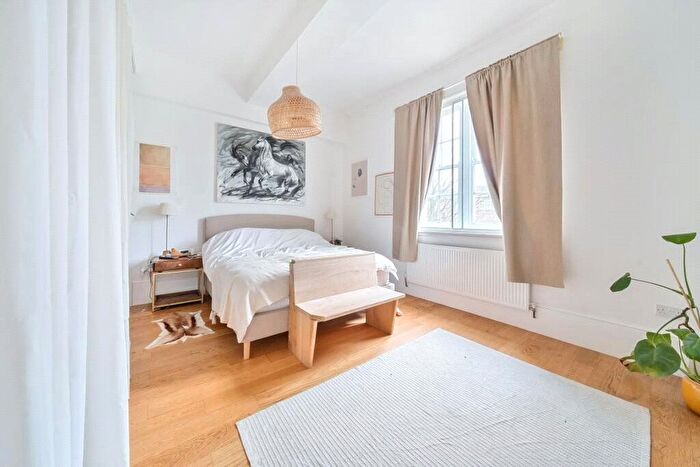 2 Bedroom Flat For Sale In Drapers Road, London, N17