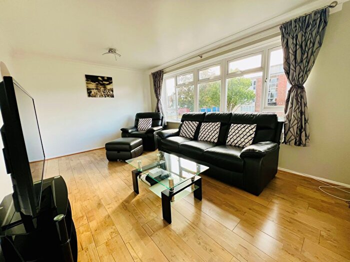 2 Bedroom Flat To Rent In Hornbeam Road, Buckhurst Hill, IG9