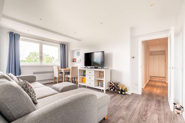 2 Bedroom Flat To Rent In Belvedere Court, Putney, London, SW15