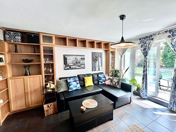 2 Bedroom Flat To Rent In Doric Way, London, NW1