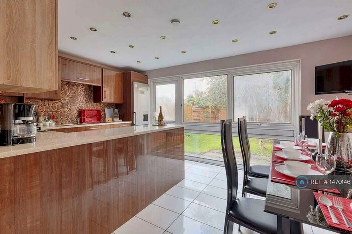 3 Bedroom Semi-Detached House To Rent In Vale Road, Windsor, SL4