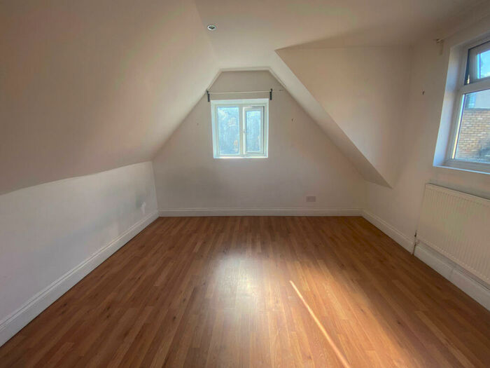 3 Bedroom Semi-Detached House To Rent In Large Bedroom Semi Detached Home - Separate Living Room Off Vibrant Chatswoth Rd In Hackney - Available Now, E5