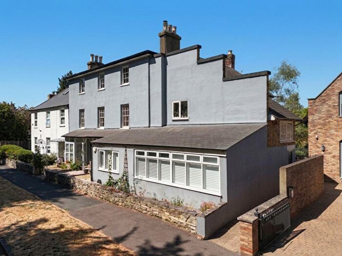 3 Bedroom Apartment For Sale In Orchard Lane, East Molesey, KT8