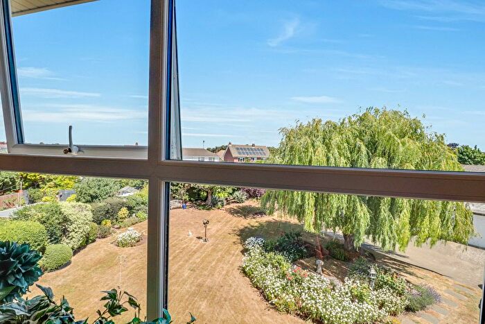 2 Bedroom Flat For Sale In Dungannon Chase, Thorpe Bay, SS1