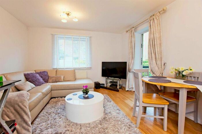 1 Bedroom Flat To Rent In Peacock Close, Mill Hill, NW7