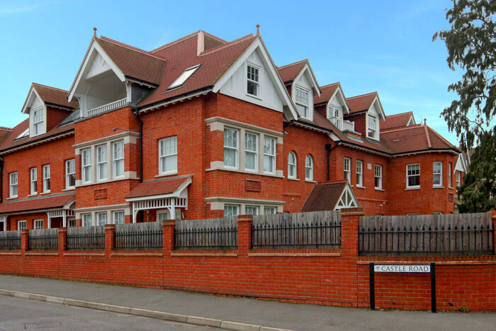 3 Bedroom Penthouse To Rent In Oatlands Chase, Weybridge, KT13