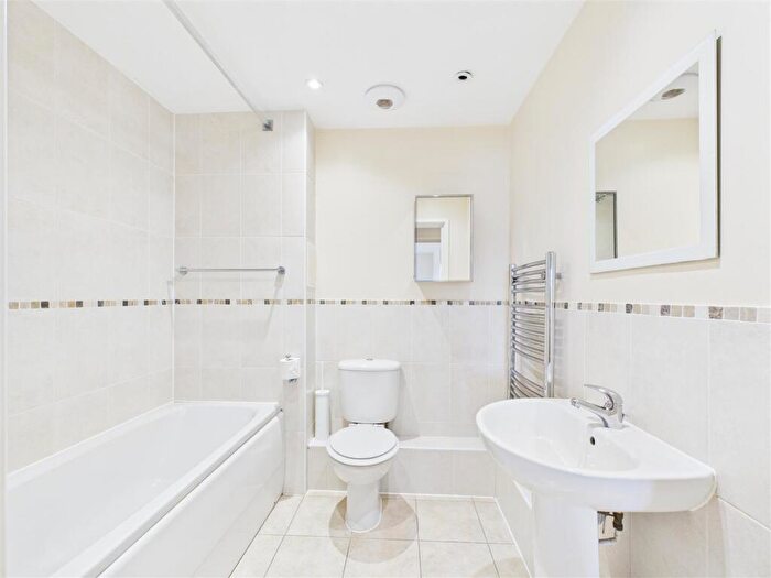 2 Bedroom Flat To Rent In Peppermint Road, Hitchin, Hertfordshire, SG5