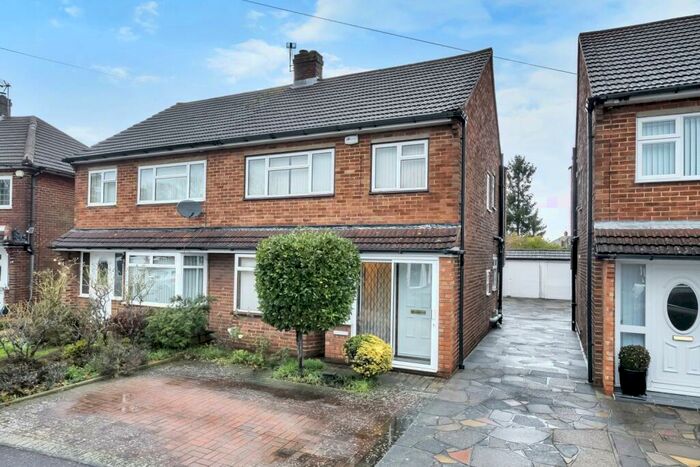 3 Bedroom Semi-Detached House For Sale In The Croft Swanley, BR8