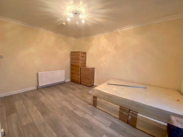 Studio To Rent In Lonsdale Avenue, Wembley, Greater London, HA9