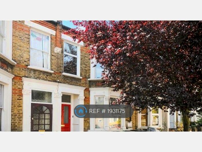 2 Bedroom Flat To Rent In Top Floor, London, SE4