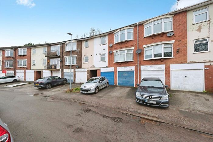 2 Bedroom Flat For Sale In Carlton, Nottingham, Nottinghamshire, NG4