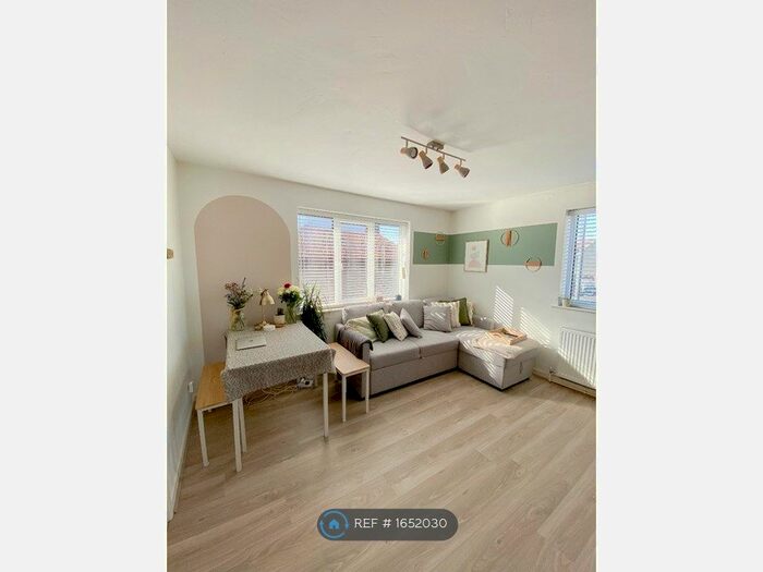 1 Bedroom Flat To Rent In Two Mile Court, Bristol, BS15