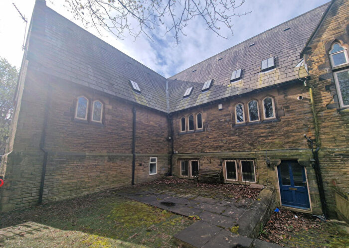 4 Bedroom Semi-Detached House To Rent In Clayton Lane, Bradford, West Yorkshire, BD14