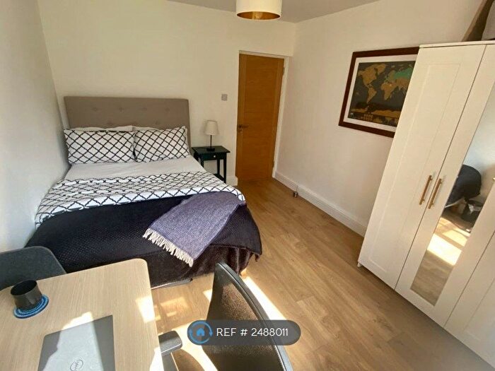 4 Bedroom Flat To Rent In Skeena Hill, London, SW18