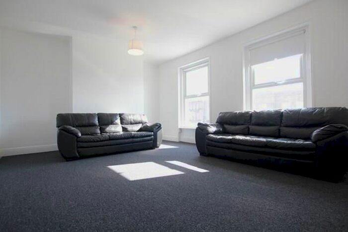 4 Bedroom Flat To Rent In Goldhawk Road, Shepherd's Bush, W12