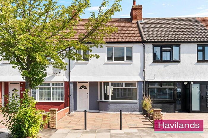 3 Bedroom Terraced House For Sale In New Park Avenue, London, N13