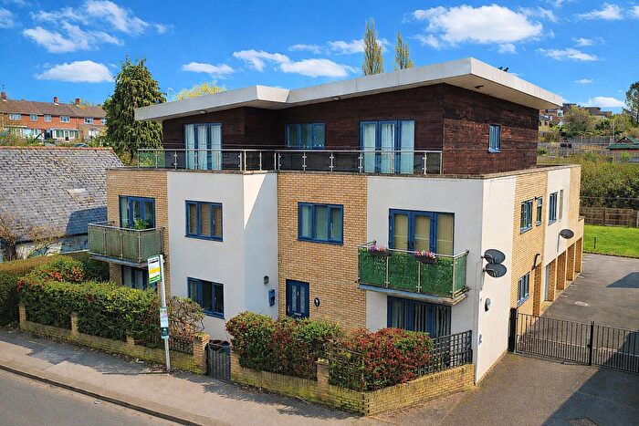 2 Bedroom Apartment For Sale In Wellington Court, St Albans Hill, Hemel Hempstead, HP3