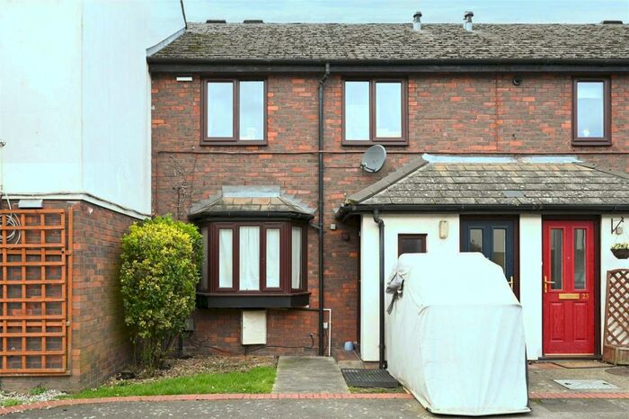 2 Bedroom Flat To Rent In Boleyn Close, Walthamstow, London, E17