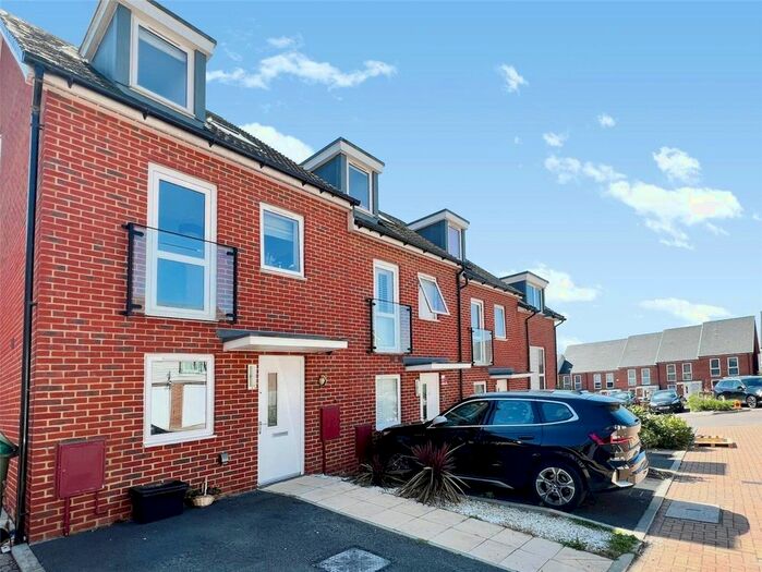 4 Bedroom End Of Terrace House To Rent In Oakes Crescent, Dartford, Kent, DA1