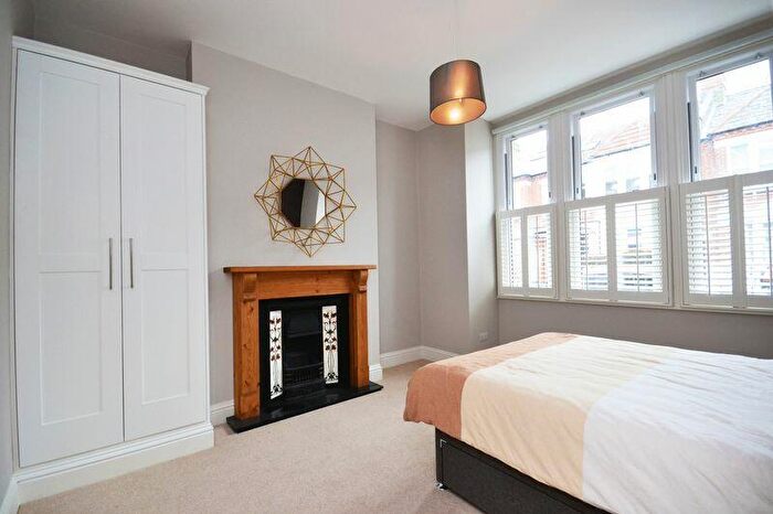 2 Bedroom Flat To Rent In Hazelbourne Road, SW12
