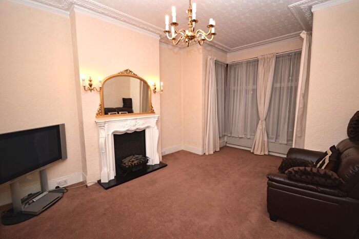 8 Bedroom Terraced House To Rent In Courtland Avenue, Ilford, Essex, IG1