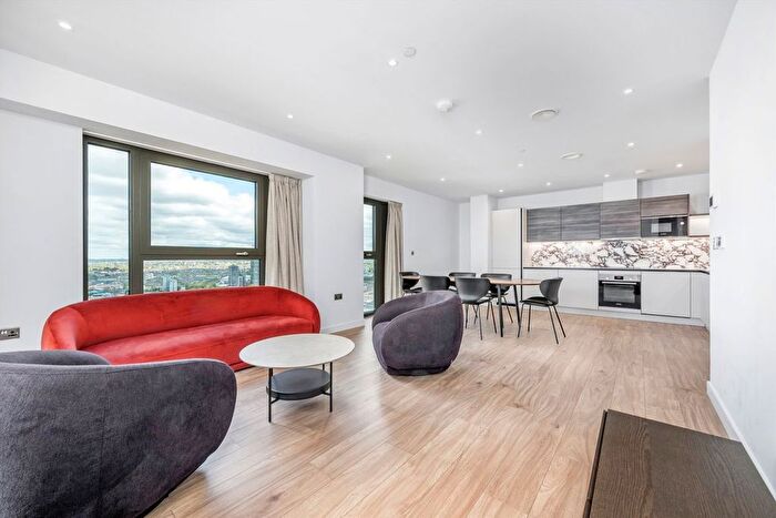 3 Bedroom Flat To Rent In Victoria Road, North Acton, W3