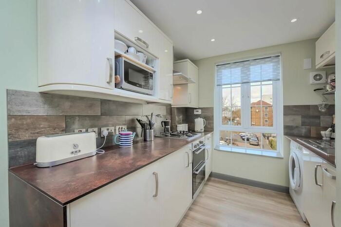 2 Bedroom Flat To Rent In Frendsbury Road, London, SE4