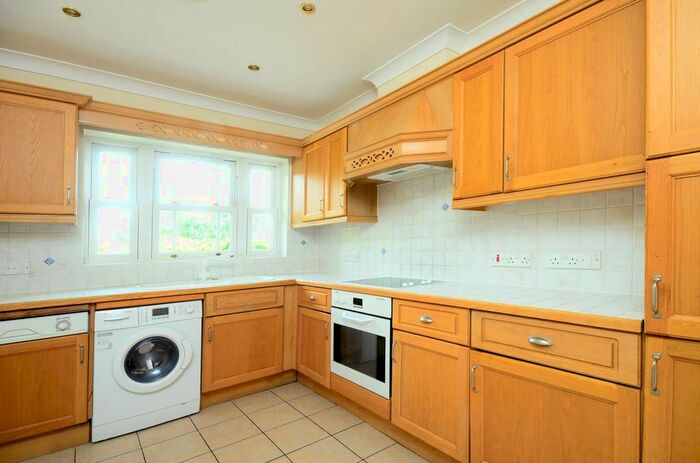 3 Bedroom Flat To Rent In Wyatt Drive, Castelnau, London, SW13